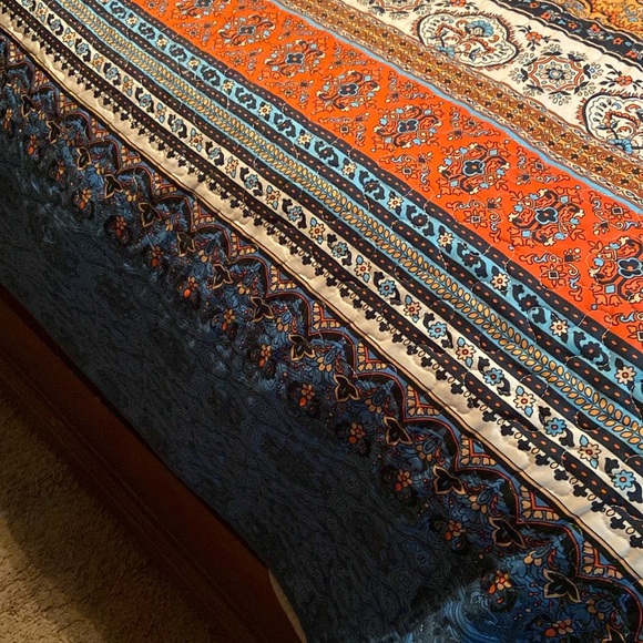 Queen Size Bedspread with Shams. - Picture 7 of 10